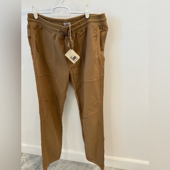 NWT Faherty Mens Pants Traveler Pant Size XL, color Sand - Picture 1 of 6